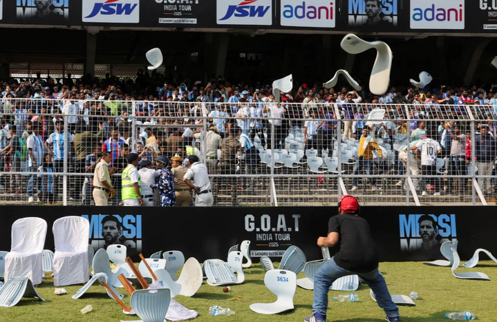 Обурені вболівальники в Індії трощили стадіон під час візиту Мессі Обурені вболівальники в Індії трощили стадіон під час візиту Мессі